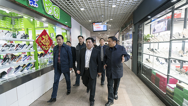 3：图为戴董事长一行查抄招商场商户经营情况.jpg